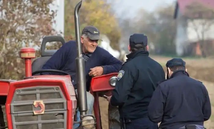 Хорватский фермер распахал землю на самовольной стоянке, заблокировав около 50 машин