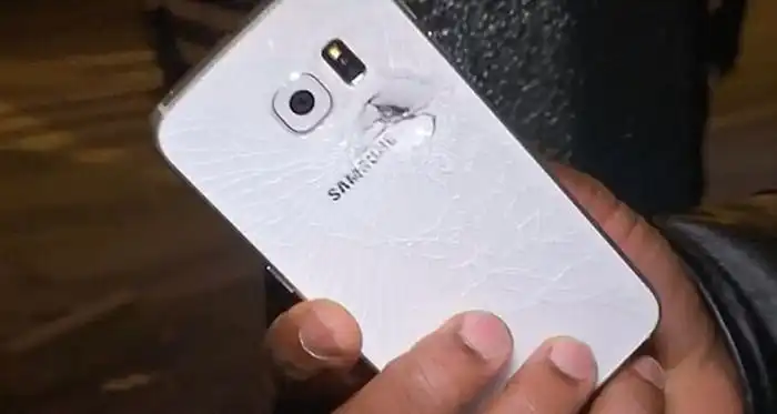 Телефон защитил голову мужчины от осколка взорванной бомбы