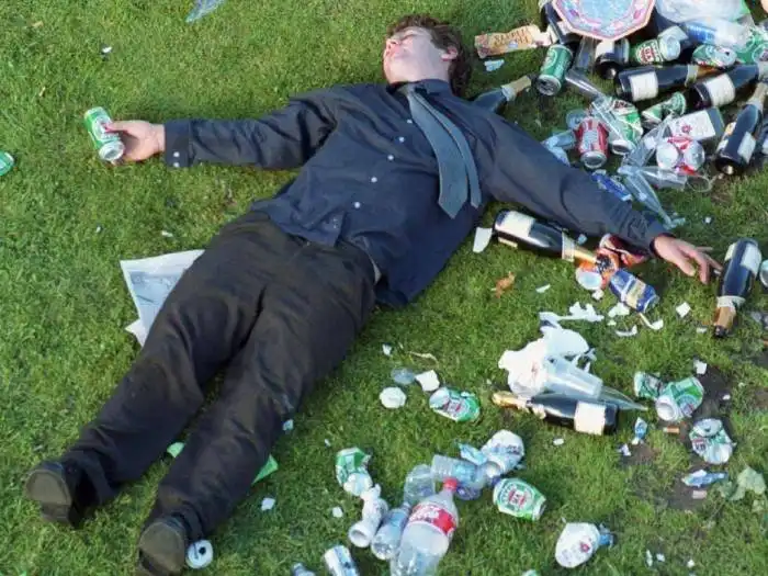 Как любители скачек отмечают завершение Мельбурнского Кубка