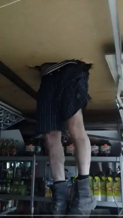 В Красноярске грабитель застрял в крыше торгового павильона, который он собирался ограбить