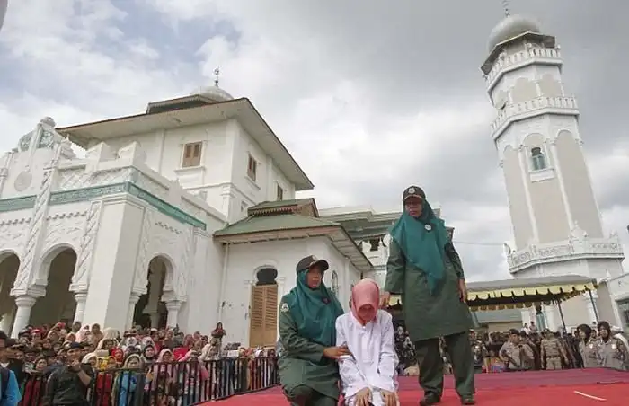 Наказание за добрачный секс в Индонезии