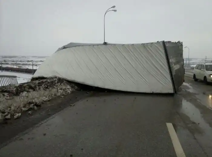 В Кемеровской области фура повисла на мосту после ДТП