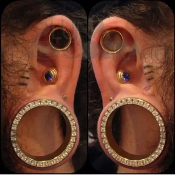 Вырезание на ушах - экстремальный тренд среди модификаторов тела