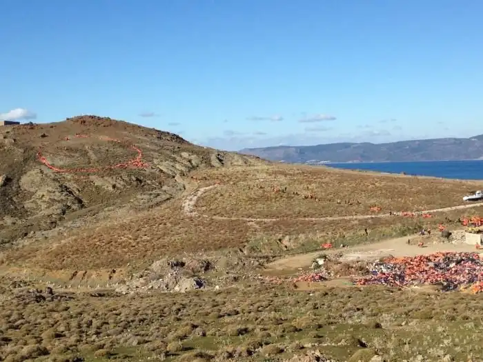 На острове Лесбос составили гигантский символ мира из спасательных жилетов