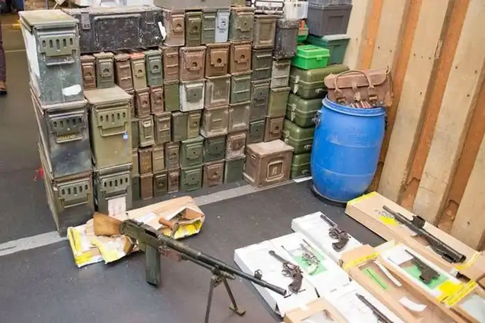 В Великобритании полиция обнаружила склад оружия в доме умершего мужчины