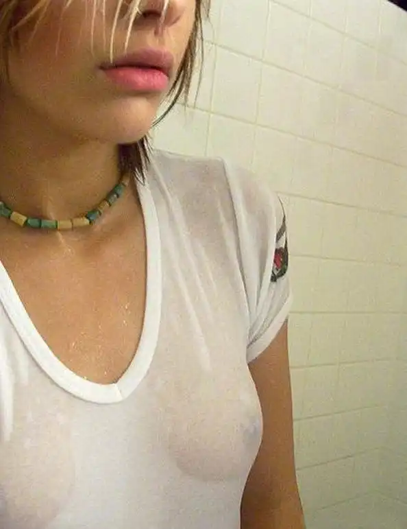 Девушки в мокрой одежде