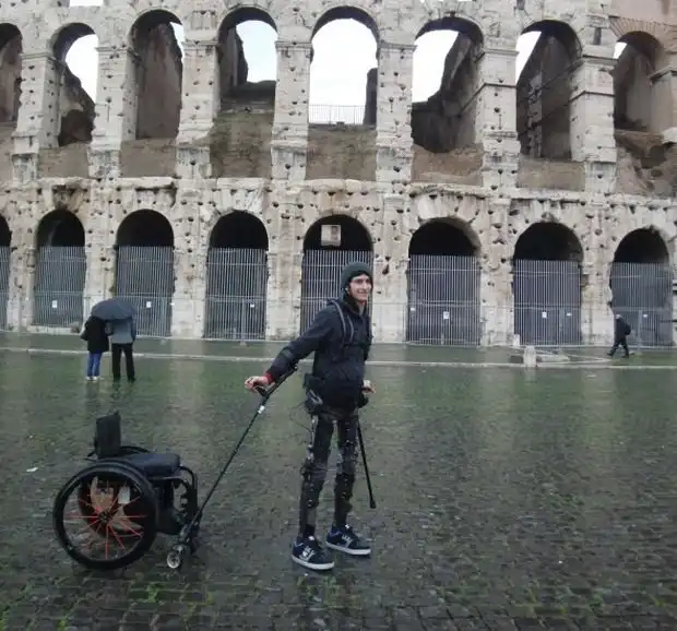 Американцы создали новый экзоскелет, позволяющий ходить людям с парализованными ногами