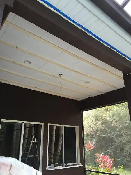 Идеальная зона мужского отдыха на крыльце собственного дома