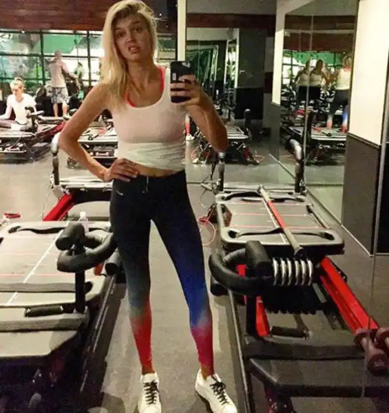 Модель Келли Рорбах исполнила роль Памэлы Андерсон в «Спасателях Малибу»