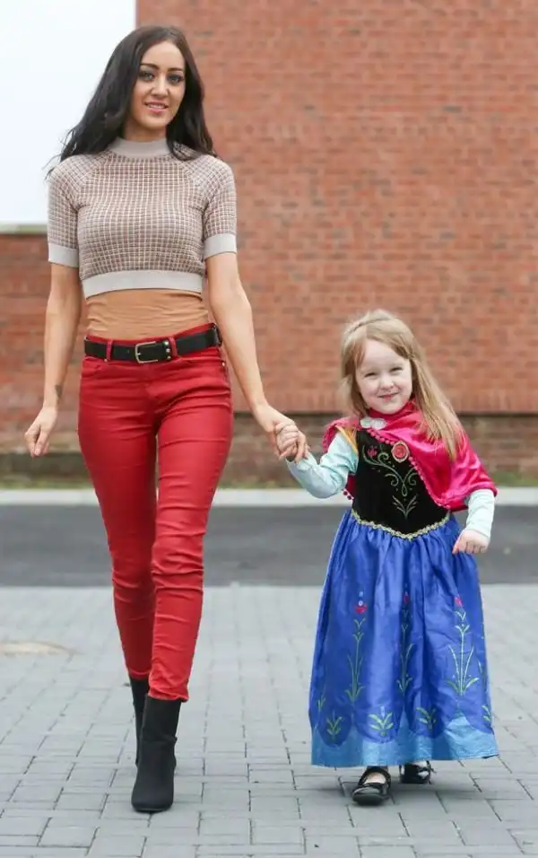 "Я чувствовала себя как проститутка": британская помощница преподавателя уволена из школы за публичные фото в нижнем белье