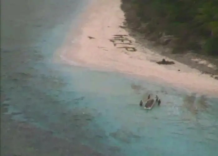 Слово «Help» из пальмовых листьев помогло спасателям обнаружить моряков