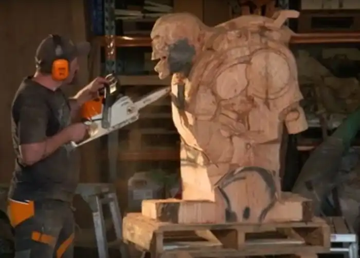 Деревянная скульптура демона Revenant из игры DOOM