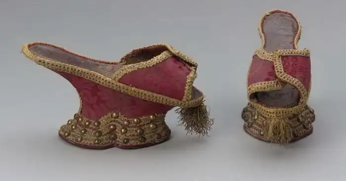 Модно, но жутко неудобно: обувь на платформе прошлых столетий