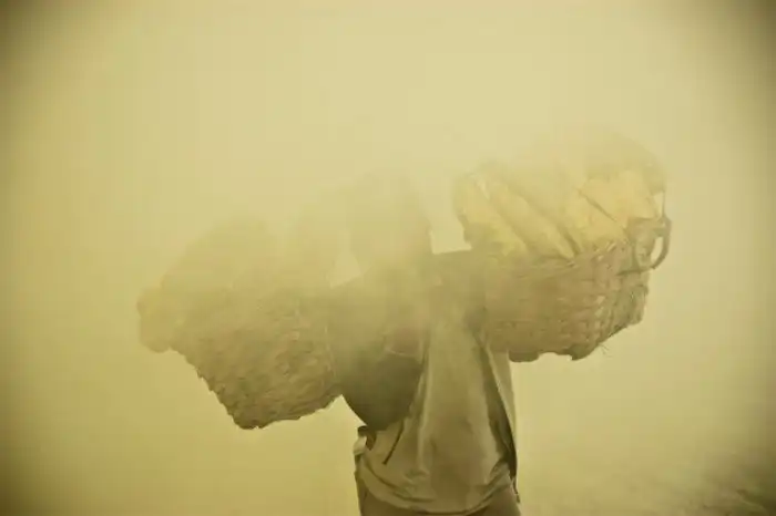 Cборщик серы: самая тяжелая профессия в мире