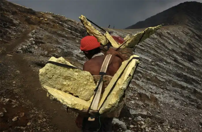 Cборщик серы: самая тяжелая профессия в мире