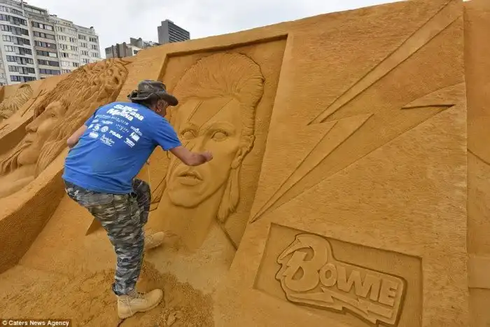 Более 150 песчаных скульптур знаменитостей представлены на фестивале в Остенде
