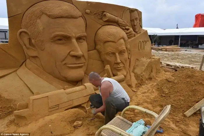 Более 150 песчаных скульптур знаменитостей представлены на фестивале в Остенде