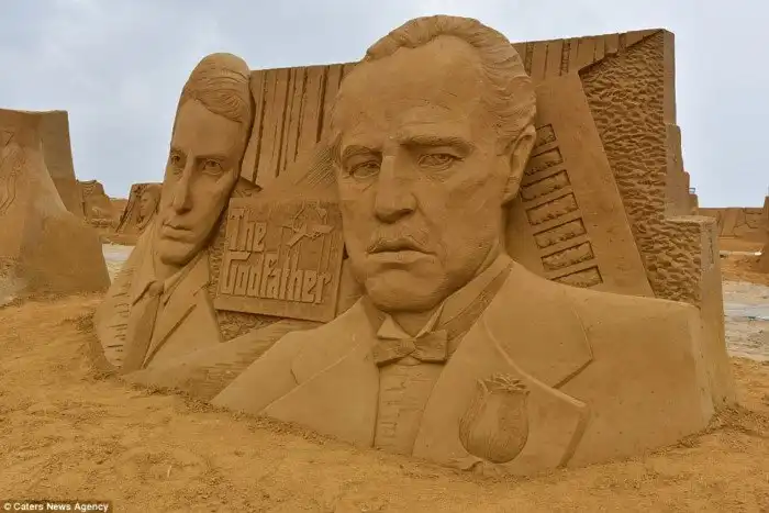 Более 150 песчаных скульптур знаменитостей представлены на фестивале в Остенде