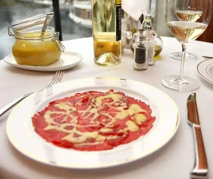 Карпаччо: как итальянский шеф-повар придумал легендарное блюдо