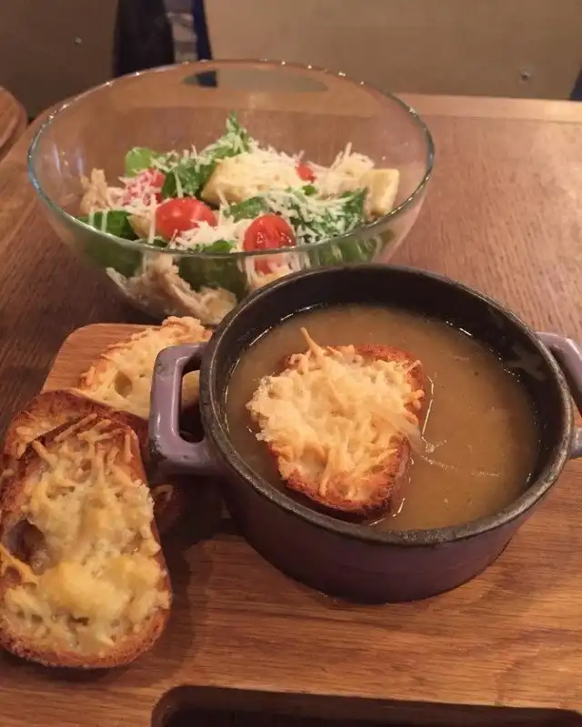Французам показали фото еды, которую в России относят к «французской» кухне. Реакция незабываема!