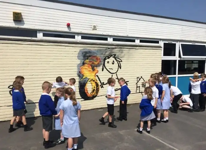 Уличный художник Бэнкси оставил граффити на стене школы в родном Бристоле