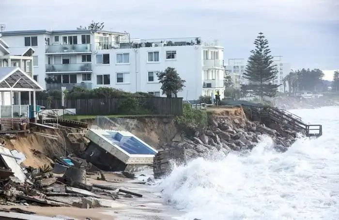 Жители побережья Сиднея пострадали от сильного шторма