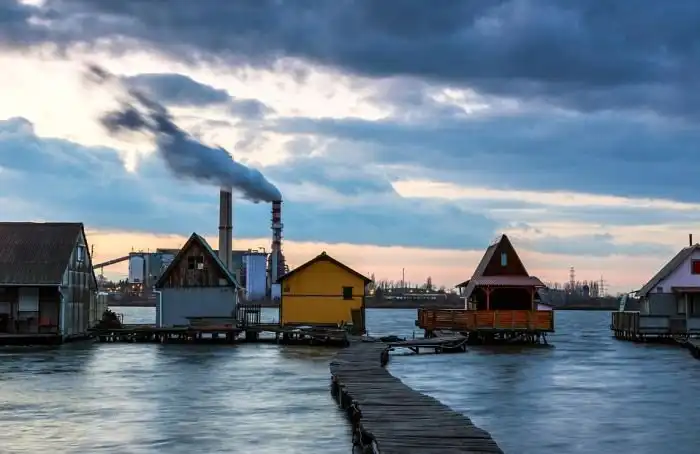 «Плавучая деревня» в Венгрии