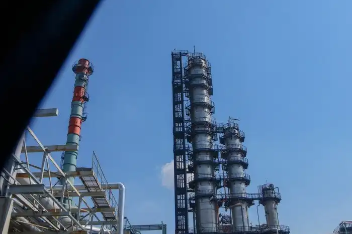 Как работает крупнейший нефтеперерабатывающий завод в России