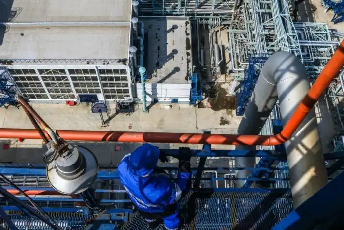 Как работает крупнейший нефтеперерабатывающий завод в России