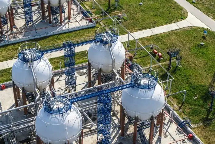 Как работает крупнейший нефтеперерабатывающий завод в России