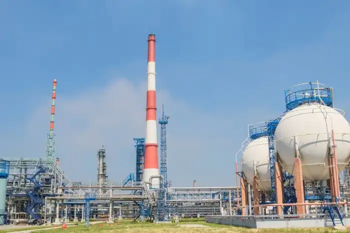 Как работает крупнейший нефтеперерабатывающий завод в России
