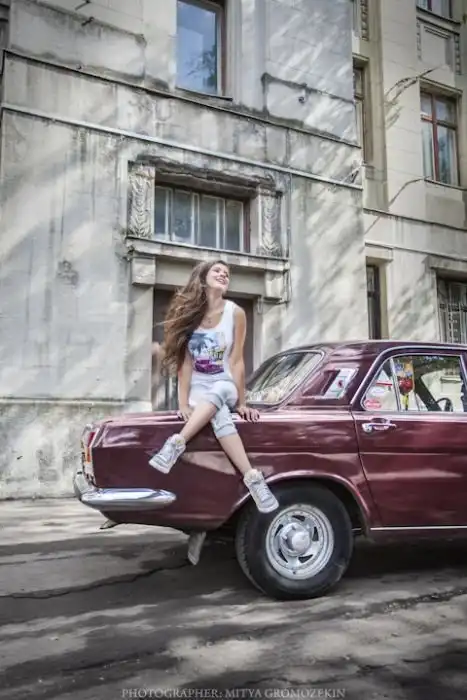 Милейшая барышня на «Волге»