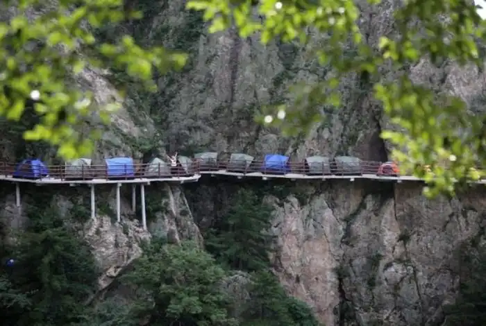 В Китае туристы разбили лагерь на высоте 1700 метров