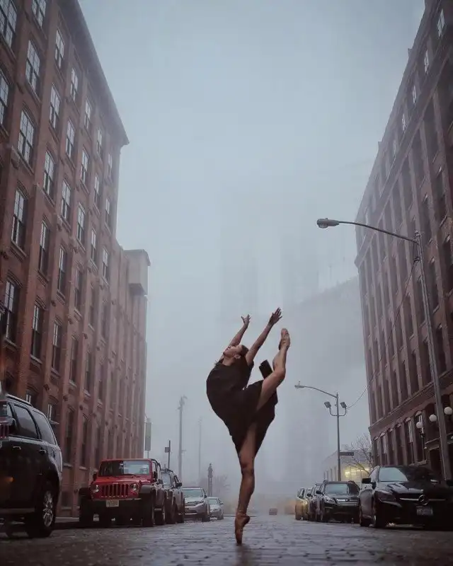 Фотограф выводит профессиональных танцоров на улицу и просит не стесняться
