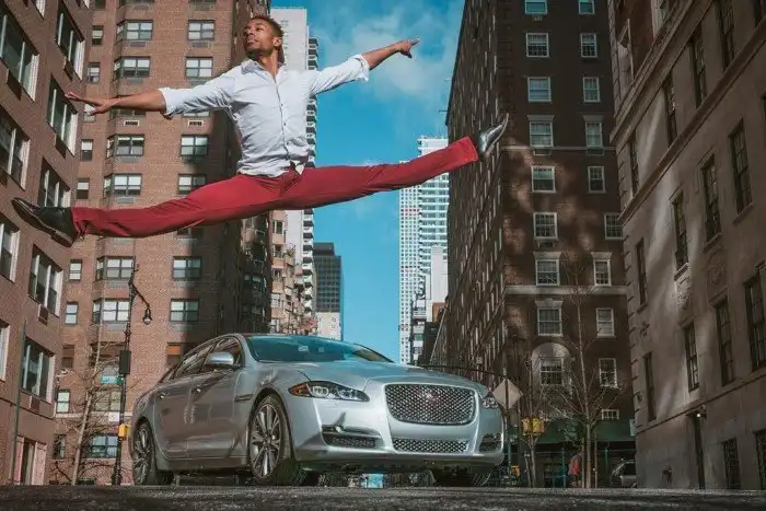 Фотограф выводит профессиональных танцоров на улицу и просит не стесняться