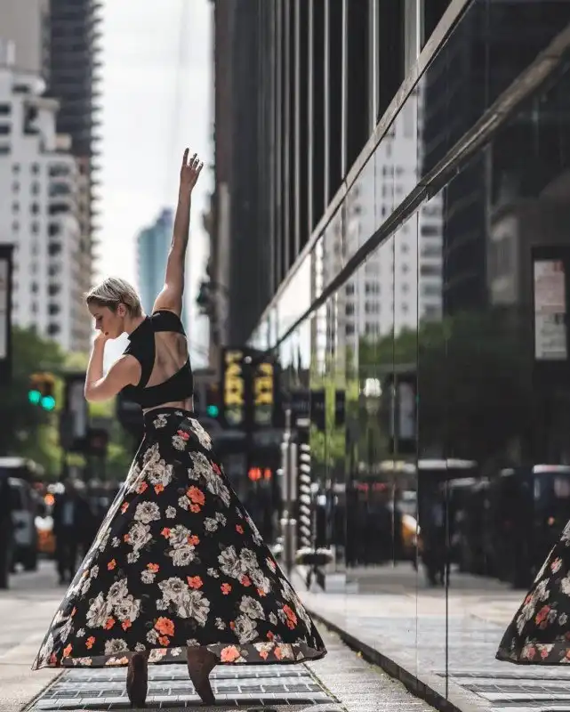 Фотограф выводит профессиональных танцоров на улицу и просит не стесняться