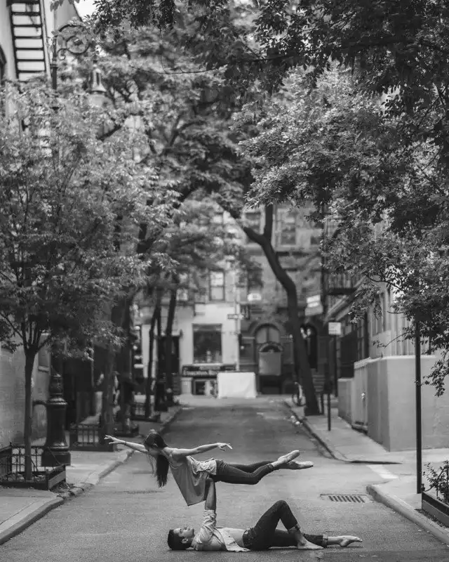 Фотограф выводит профессиональных танцоров на улицу и просит не стесняться