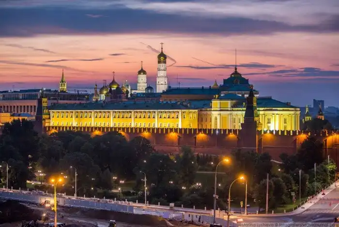 Как солнце вставало над Кремлем