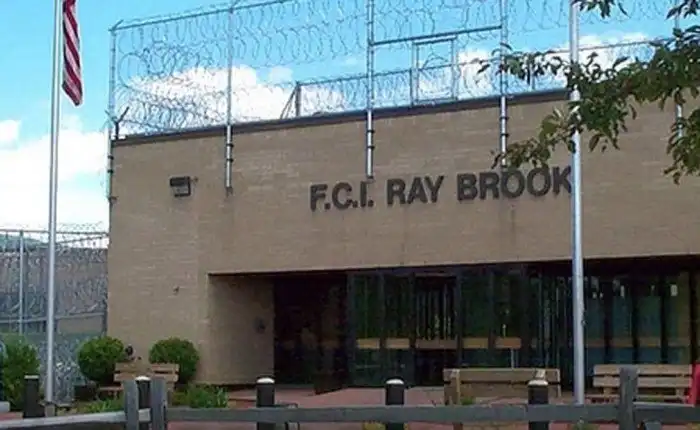 Как США превратили Олимпийскую деревню в тюрьму