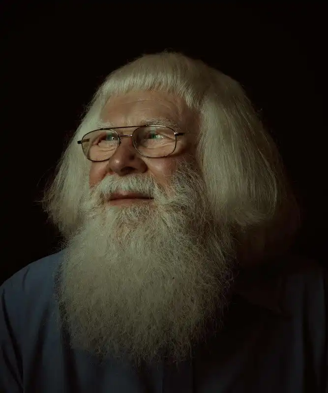 Чем занимается Санта-Клаус в остальное время года