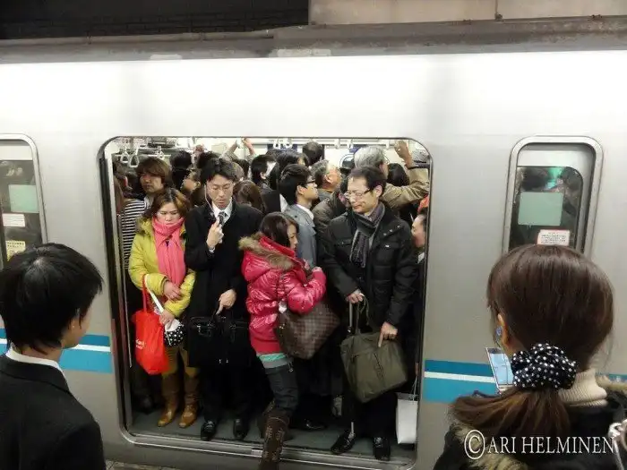 Осторожно, двери закрываются, или Как в японском метро людей в вагоны заталкивают