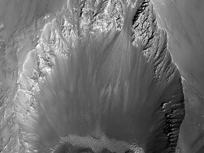 Селфи марсохода и еще 11 снимков красной планеты