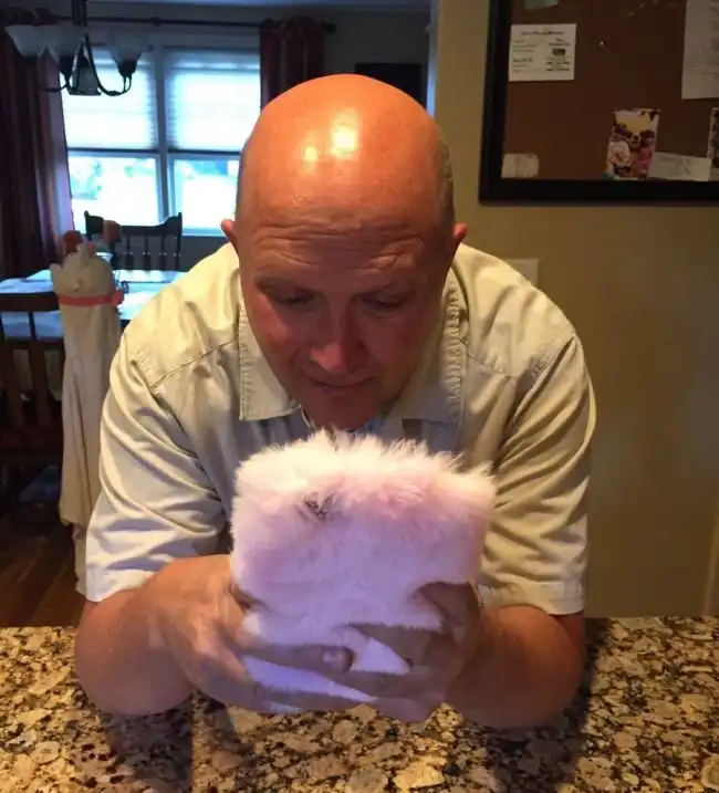 Отец получил от дочери модный чехол для телефона