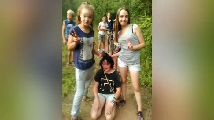 Пермские школьники опубликовали фото издевательств над сверстницей