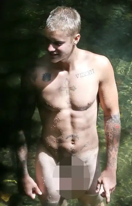 Джастин Биббер полностью разделся, купаясь со своей новой девушкой