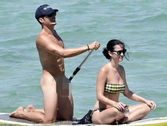 Орландо Блум полностью обнажился, катая Кэти Перри на доске для паддлбординга