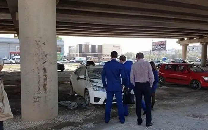 В Волгограде неправильно припаркованный автомобиль прокурора случайно залили бетоном