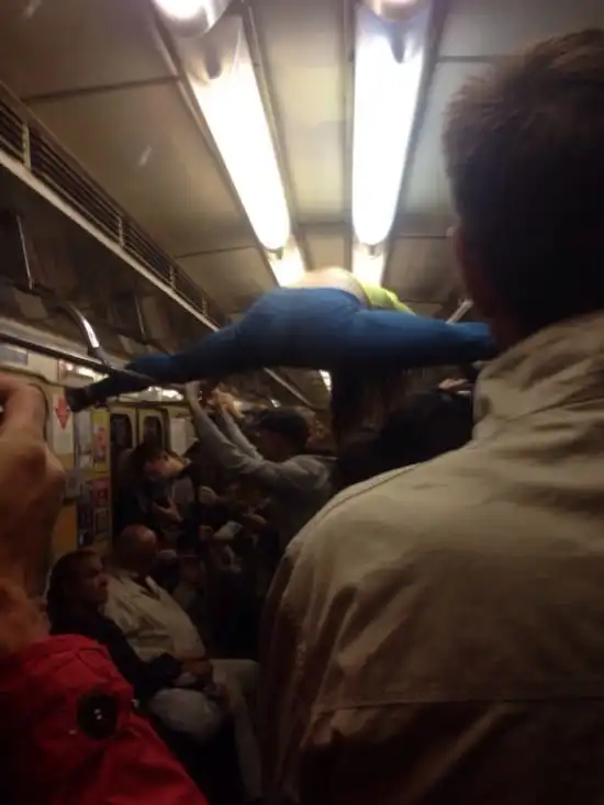 В минском метро девушка села на шпагат между поручнями