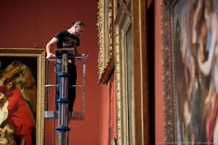 Как монтируют искусство в Эрмитаже