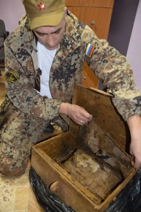 В Новгородской области поисковики обнаружили документы и боевое знамя Красной армии